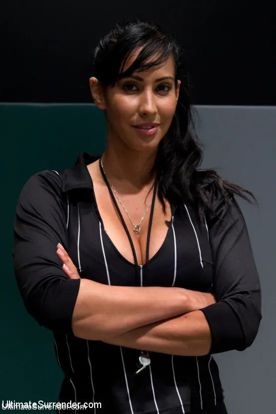 Kink 'Orgía masiva de 6 chicas del infierno ¡Los perdedores son follados, fistados, obligados a chorrear y humillados!' protagonizando Kiki Koi (foto 10)