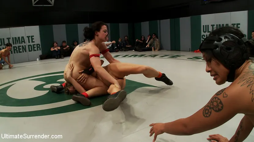 Kink 'Los Dragones vienen de atrás y ganan de manera impresionante. A segundos del final, ¡lo logran!' protagonizando Kiki Koi (foto 1)