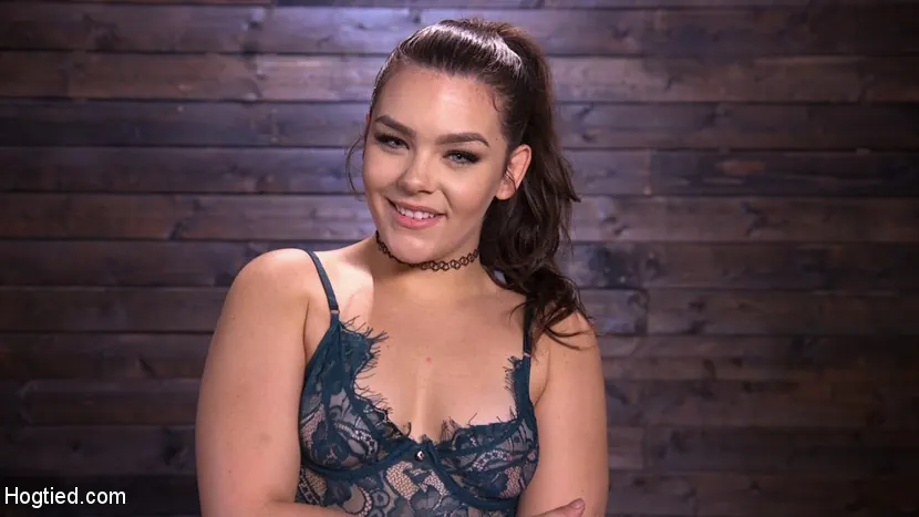 Kimber Woods に 'ビッグ・ブーティー、ブルー・アイド・ベイブ・キンバー・ウッズ、残忍なボンデージ' from 'Kink' (写真 2) Kink 'ビッグ・ブーティー、ブルー・アイド・ベイブ・キンバー・ウッズ、残忍なボンデージ' 主演 Kimber Woods (写真 2)