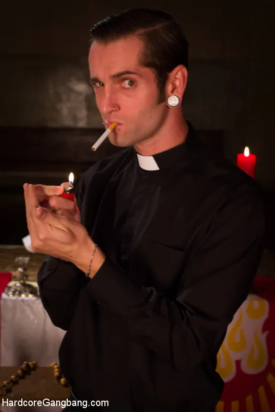 Kimmy Lee en '¡Ex prostituta convertida en monja es follada en grupo!' from 'Kink' (foto 5) Kink '¡Ex prostituta convertida en monja es follada en grupo!' protagonizando Kimmy Lee (foto 5)