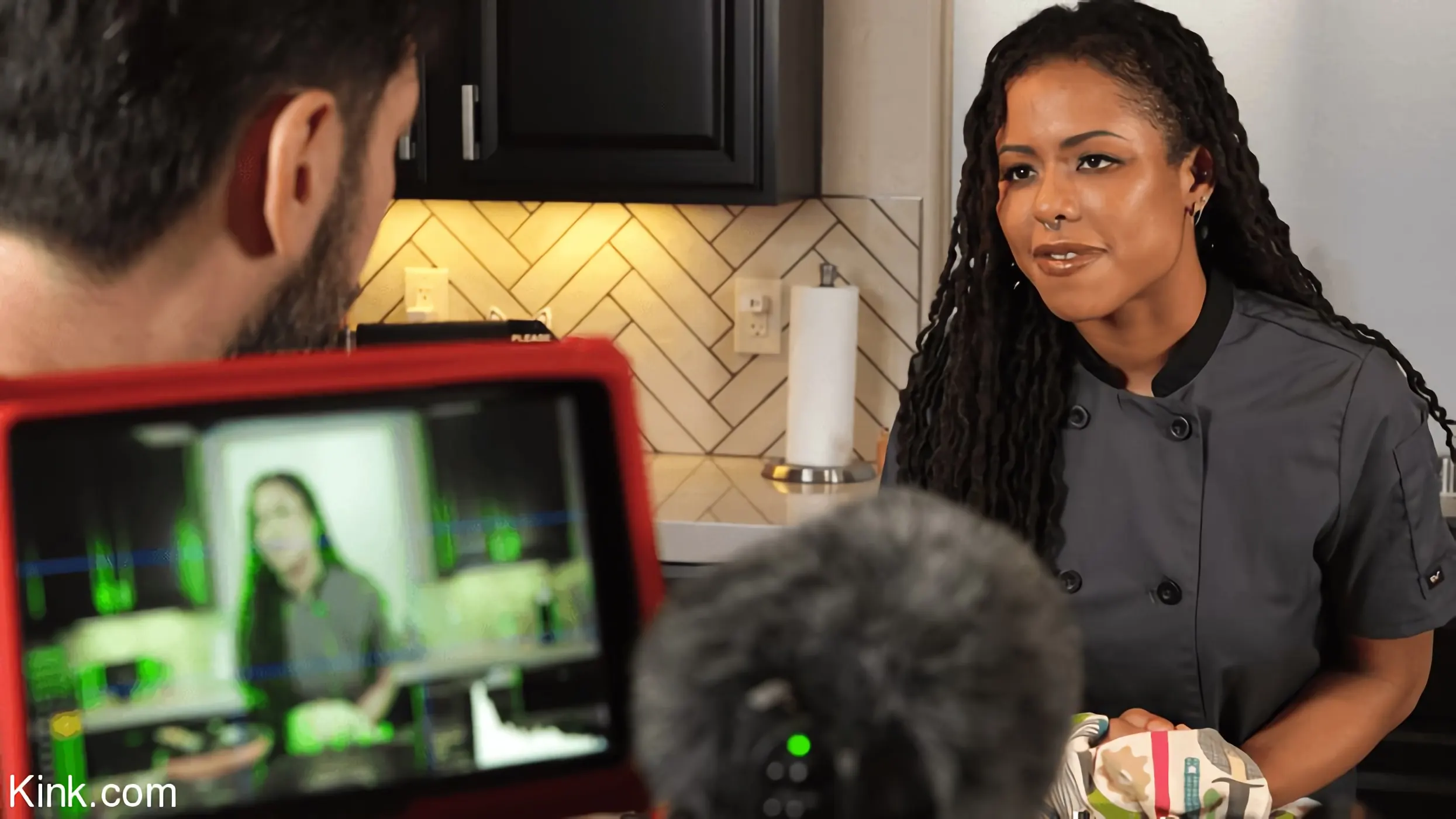 Kink 'アメリカの恋人:キラノワールは苦しめられ、犯されています' 主演 Kira Noir (写真 1)