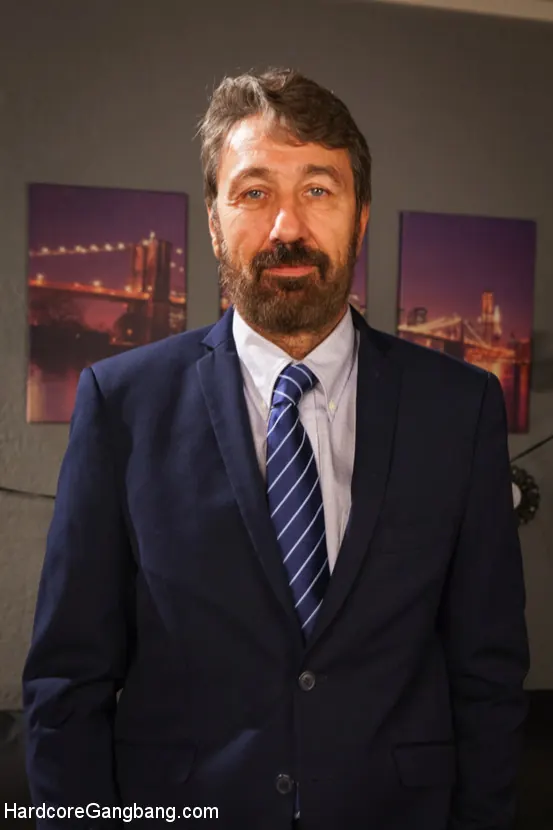 Kristina Rose en 'Esposa infiel atrapada y castigada por 5 pollas' from 'Kink' (foto 14) Kink 'Esposa infiel atrapada y castigada por 5 pollas' protagonizando Kristina Rose (foto 14)