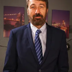 Kristina Rose en Esposa infiel atrapada y castigada por 5 pollas (foto 14) Kristina Rose en 'Kink' Esposa infiel atrapada y castigada por 5 pollas (Miniatura 14)