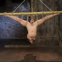 Kristina Rose en Hispana caliente perforada y desafiada con ataduras implacables (foto 10) Kristina Rose en 'Kink' Hispana caliente perforada y desafiada con ataduras implacables (Miniatura 10)