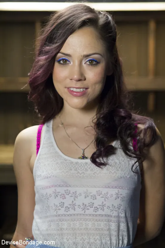 Kristina Rose en '- Overwhelmed with Brutal Bondage and Non-stop Torment' from 'Kink' (foto 2) Kink '- Overwhelmed with Brutal Bondage and Non-stop Torment' protagonizando Kristina Rose (foto 2)