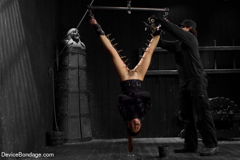 Kink 'Captured and fucked in extreme bondage positions' 主演 Kristina Rose (写真 8)