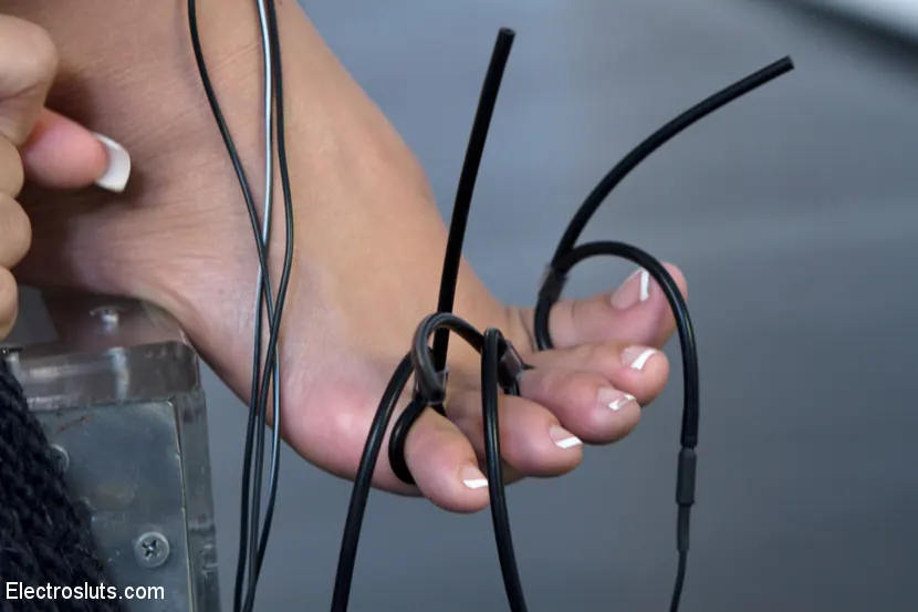 Kink 'Pequeña zorra come chorro mientras le dan descargas eléctricas en los pies' protagonizando Kristina Rose (foto 10)