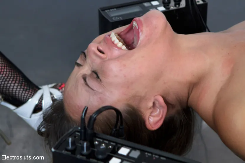 Kink 'Pequeña zorra come chorro mientras le dan descargas eléctricas en los pies' protagonizando Kristina Rose (foto 12)