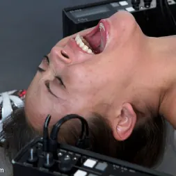 Kristina Rose に 'Kink' 彼女の足が震えている間、小さなおっぱいはお尻を食べる (サムネイル 12)