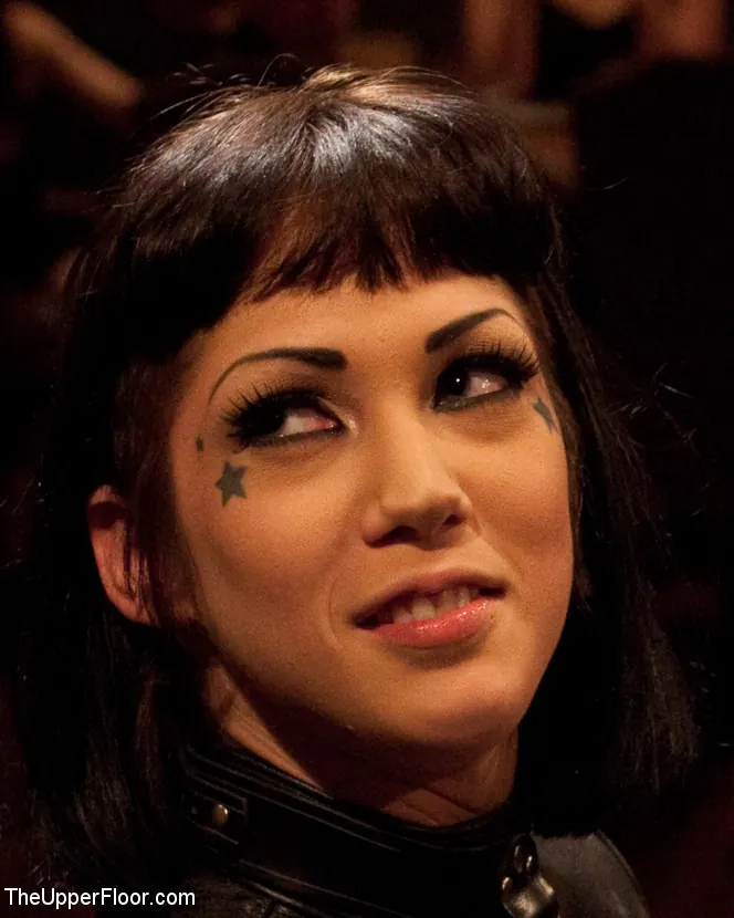 Krysta Kaos en 'Iniciación de la asfixia' from 'Kink' (foto 1) Kink 'Iniciación de la asfixia' protagonizando Krysta Kaos (foto 1)