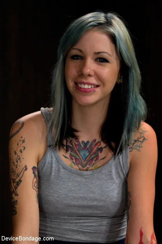 Kink 'Puta dolorida recibe un castigo brutal y llega al orgasmo Tormento extremo en el coño y los pezones, ¡joder, ay!' protagonizando Krysta Kaos (foto 2)