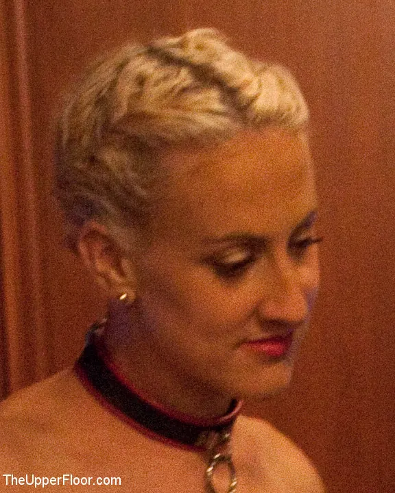 Kink 'Iniciación de esclavos: cerdito Parte 2' protagonizando Krysta Kaos (foto 1)