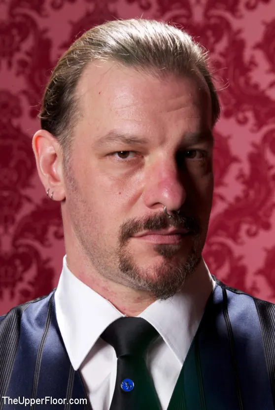 Kink 'Iniciación esclava: pistola' protagonizando Krysta Kaos (foto 16)