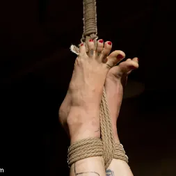 Krysta Kaos に 入れ墨されたキューティは電撃される! (写真 1) Krysta Kaos に 'Kink' 入れ墨されたキューティは電撃される! (サムネイル 1)