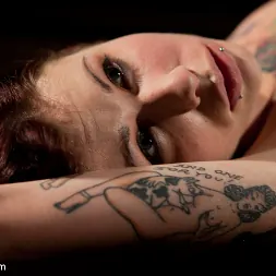 Krysta Kaos に 入れ墨されたキューティは電撃される! (写真 15) Krysta Kaos に 'Kink' 入れ墨されたキューティは電撃される! (サムネイル 15)