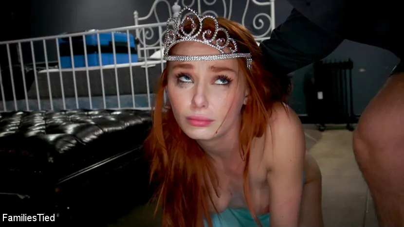 Kink 'Malos hábitos: un propósito de Año Nuevo lleva a una familia a recibir entrenamiento anal con látex' protagonizando Lacy Lennon (foto 9)