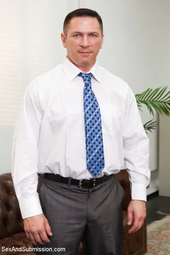 Kink 'Secretaria sumisa cumple con su deber de doble penetración' protagonizando Laela Pryce (foto 3)