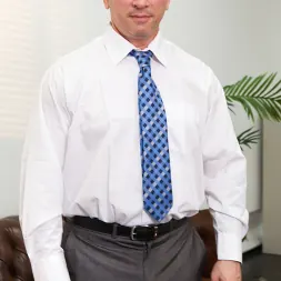 Laela Pryce en Secretaria sumisa cumple con su deber de doble penetración (foto 3) Laela Pryce en 'Kink' Secretaria sumisa cumple con su deber de doble penetración (Miniatura 3)