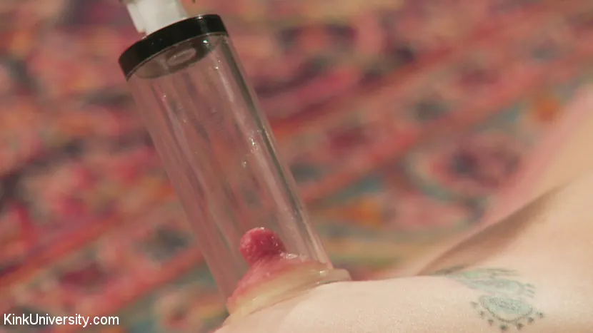 Lamalani en 'Divertida y dolorosa: movimientos de control y juego con los pezones' from 'Kink' (foto 8) Kink 'Divertida y dolorosa: movimientos de control y juego con los pezones' protagonizando Lamalani (foto 8)