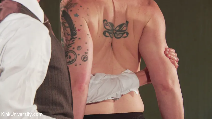 Lamalani en 'Divertida y dolorosa: movimientos de control y juego con los pezones' from 'Kink' (foto 24) Kink 'Divertida y dolorosa: movimientos de control y juego con los pezones' protagonizando Lamalani (foto 24)