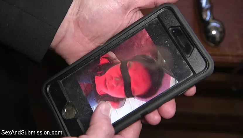 Lauren Phillips に '敵対的買収' from 'Kink' (写真 1) Kink '敵対的買収' 主演 Lauren Phillips (写真 1)