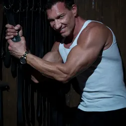 Layla Pryce en 'Kink' Virgen follada en grupo (Miniatura 1)