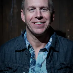 Layla Pryce en 'Kink' Virgen follada en grupo (Miniatura 5)