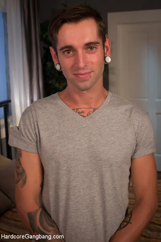 Layla Pryce en 'Virgen follada en grupo' from 'Kink' (foto 7) Kink 'Virgen follada en grupo' protagonizando Layla Pryce (foto 7)