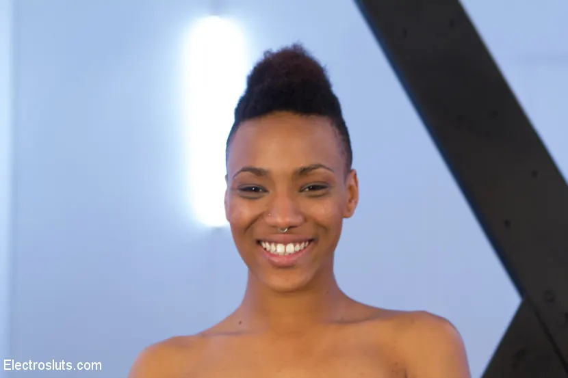 Kink 'Un final eléctrico y pesado para Nikki Darling' protagonizando Lea Lexis (foto 12)