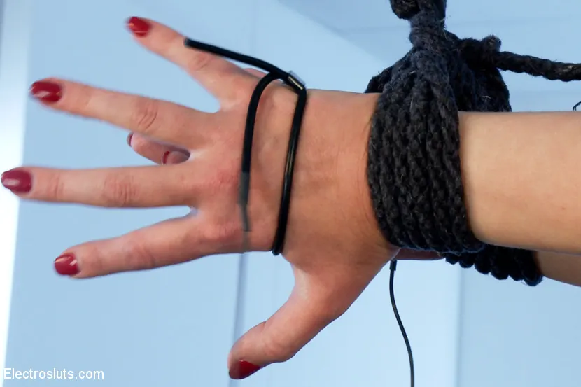 Kink '¡Cereza arrancada en un doloroso dilema con una tubería de cobre eléctrica!' protagonizando Lea Lexis (foto 4)