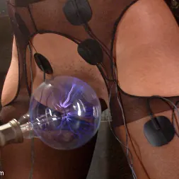 Lea Lexis に 'Kink' 電気アナルラテックスの女の子 (サムネイル 15)