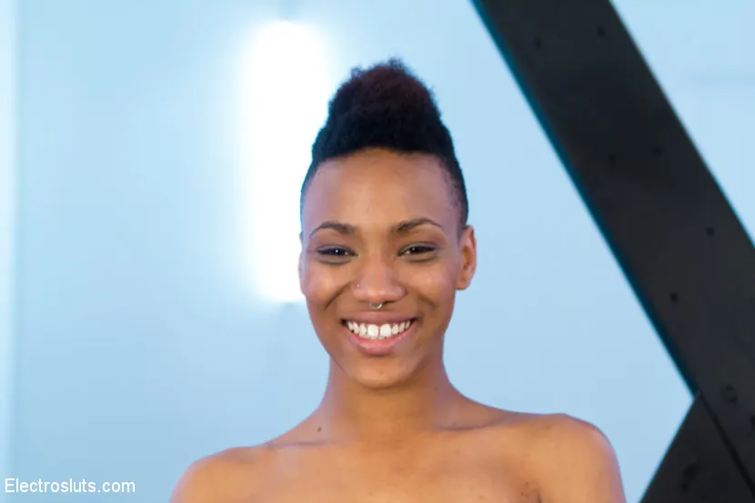 Kink '¡Nikki, la exótica actriz sexual, siente el electrosexo por primera vez!' protagonizando Lea Lexis (foto 18)