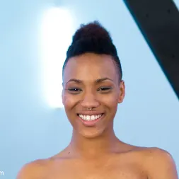 Lea Lexis en 'Kink' ¡Nikki, la exótica actriz sexual, siente el electrosexo por primera vez! (Miniatura 18)