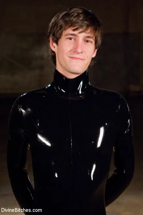 Kink '¡Lea de látex tortura a un chico de goma!' protagonizando Lea Lexis (foto 2)