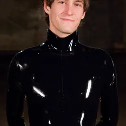 Lea Lexis en 'Kink' ¡Lea de látex tortura a un chico de goma! (Miniatura 2)