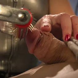 Lea Lexis en 'Kink' Presents Her Futuristic Medical Fetish Dungeon (Miniatura 9)