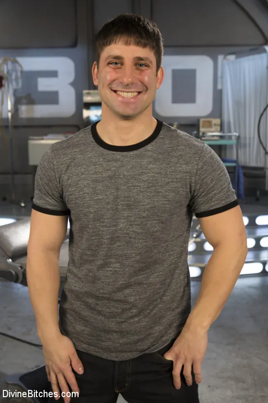 Kink 'Presents Her Futuristic Medical Fetish Dungeon' protagonizando Lea Lexis (foto 26)