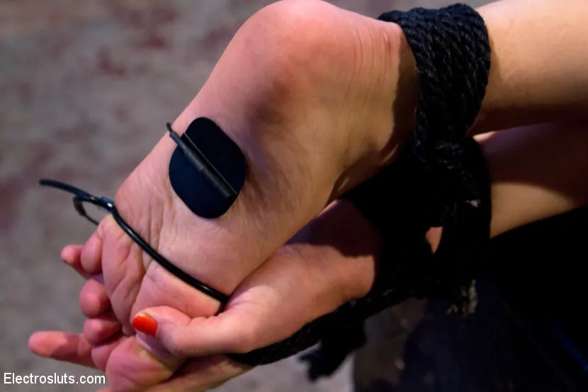 Kink 'Lezdom Electro Agony' starring Lea Lexis (Photo 12)