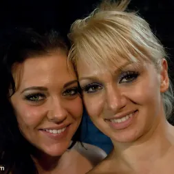 Lea Lexis en 'Kink' ¡La iniciación de la hermandad lleva a las novatas Ivy y Lea a sus límites! (Miniatura 5)