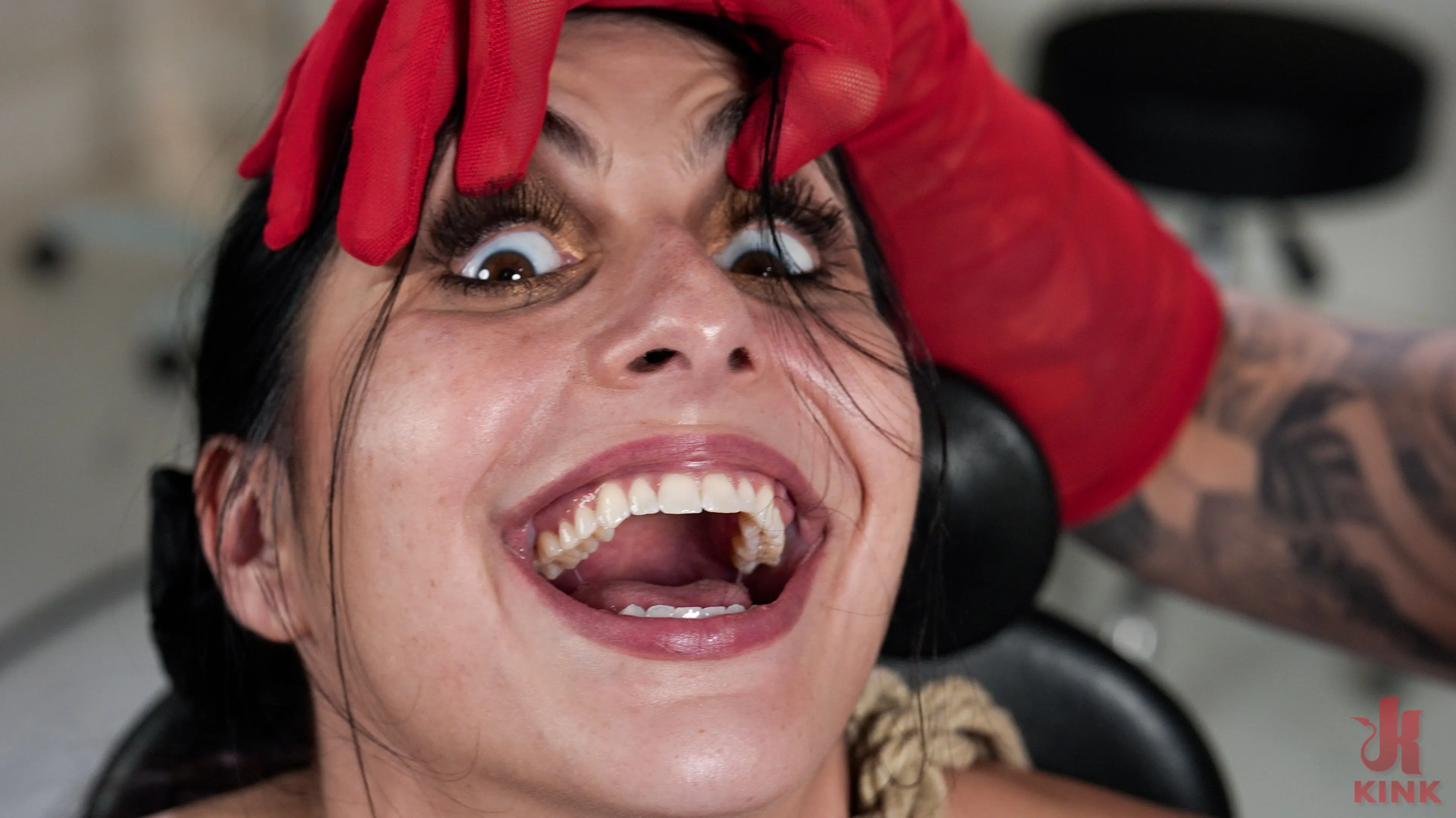 Kink 'Una paliza hermosa' protagonizando Leigh Raven (foto 2)