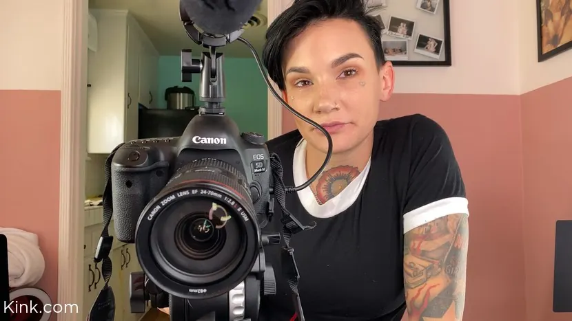 Kink 'La entrevista: ¡Un juego de roles pervertido de una pareja de la vida real!' protagonizando Leigh Raven (foto 4)