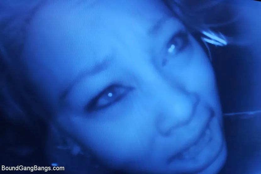 Leilani Leeane に '顧客は常に正しい' from 'Kink' (写真 4) Kink '顧客は常に正しい' 主演 Leilani Leeane (写真 4)