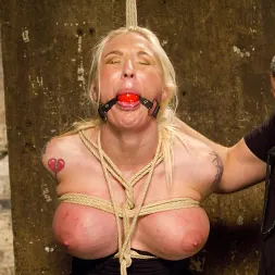 Leya Falcon en Puta de esclavitud con doble penetración y grandes tetas (foto 14) Leya Falcon en 'Kink' Puta de esclavitud con doble penetración y grandes tetas (Miniatura 14)