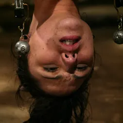 LieLani en 'Kink' ¡La encantadora Lielani se somete a la Armería! (Miniatura 3)