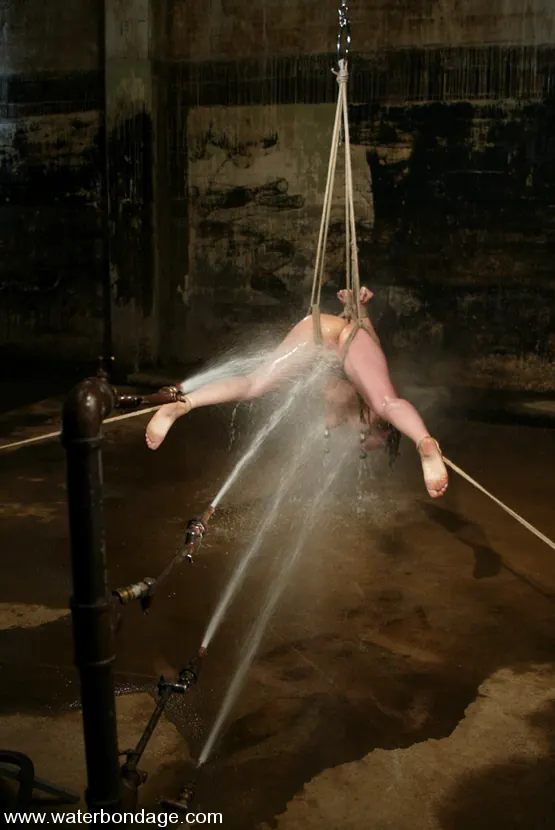 LieLani en '¡La encantadora Lielani se somete a la Armería!' from 'Kink' (foto 4) Kink '¡La encantadora Lielani se somete a la Armería!' protagonizando LieLani (foto 4)