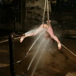 LieLani en 'Kink' ¡La encantadora Lielani se somete a la Armería! (Miniatura 4)