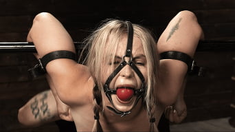 Lilly Bell 在 'Rigid Bondage and Unstoppable Orgasms'