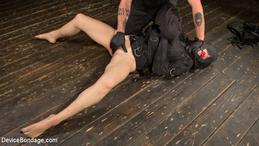 Lily LaBeau に '空を埋める' from 'Kink' (写真 14) Kink '空を埋める' 主演 Lily LaBeau (写真 14)