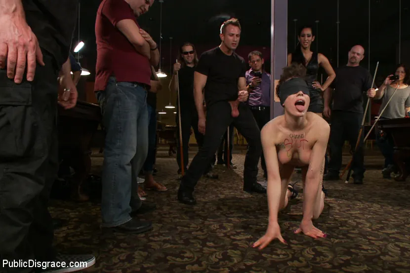 Kink 'gets played in raunchy Pool Hall' protagonizando Lily LaBeau (foto 4)