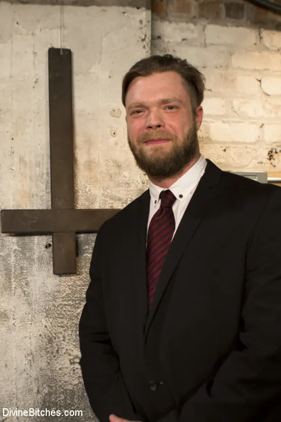 Lily Lane に '神のダンジョン罰' from 'Kink' (写真 1) Kink '神のダンジョン罰' 主演 Lily Lane (写真 1)